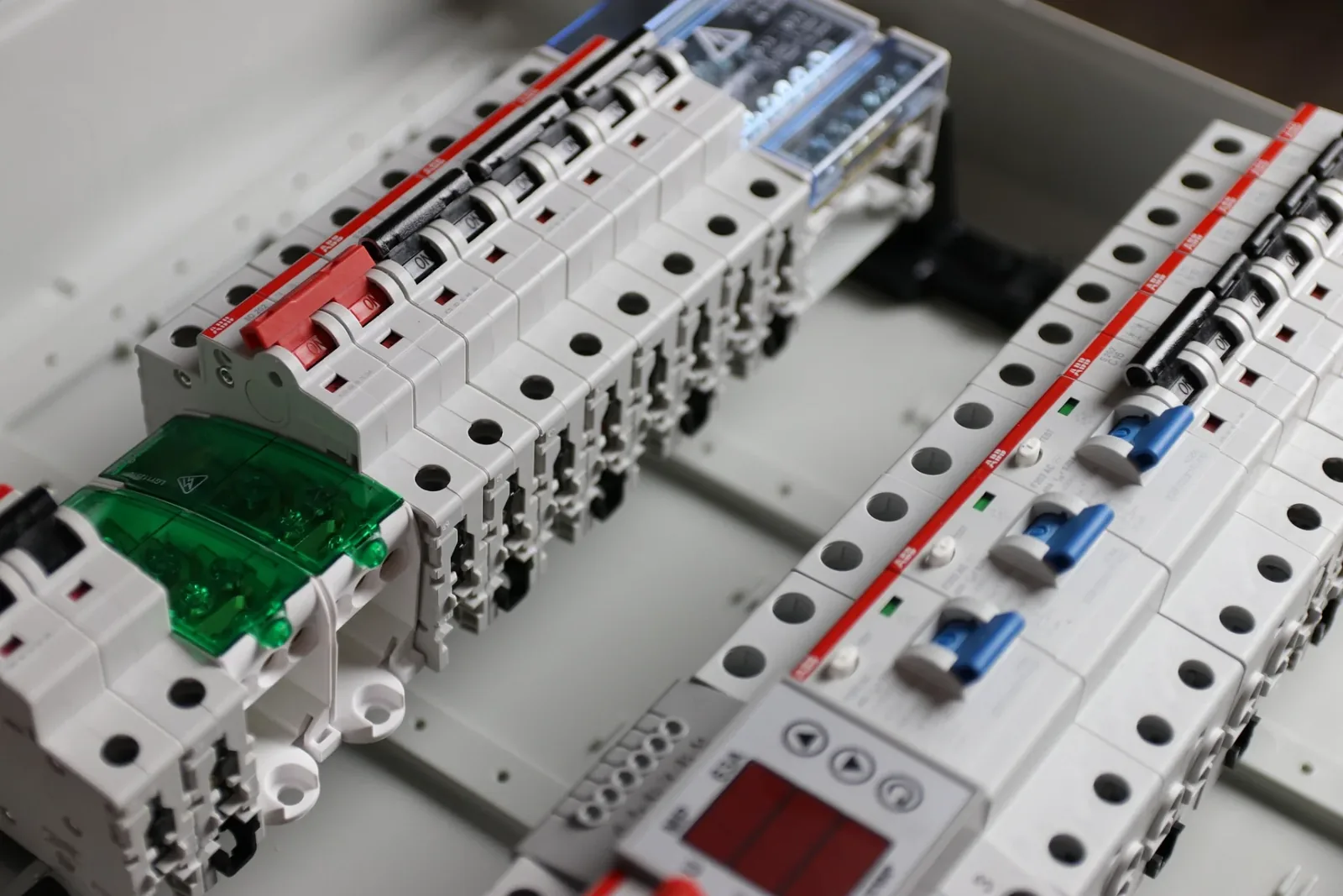 Rozdzielnica z wyłącznikami nadprądowymi i różnicowoprądowymi po odbiorze instalacji elektrycznej