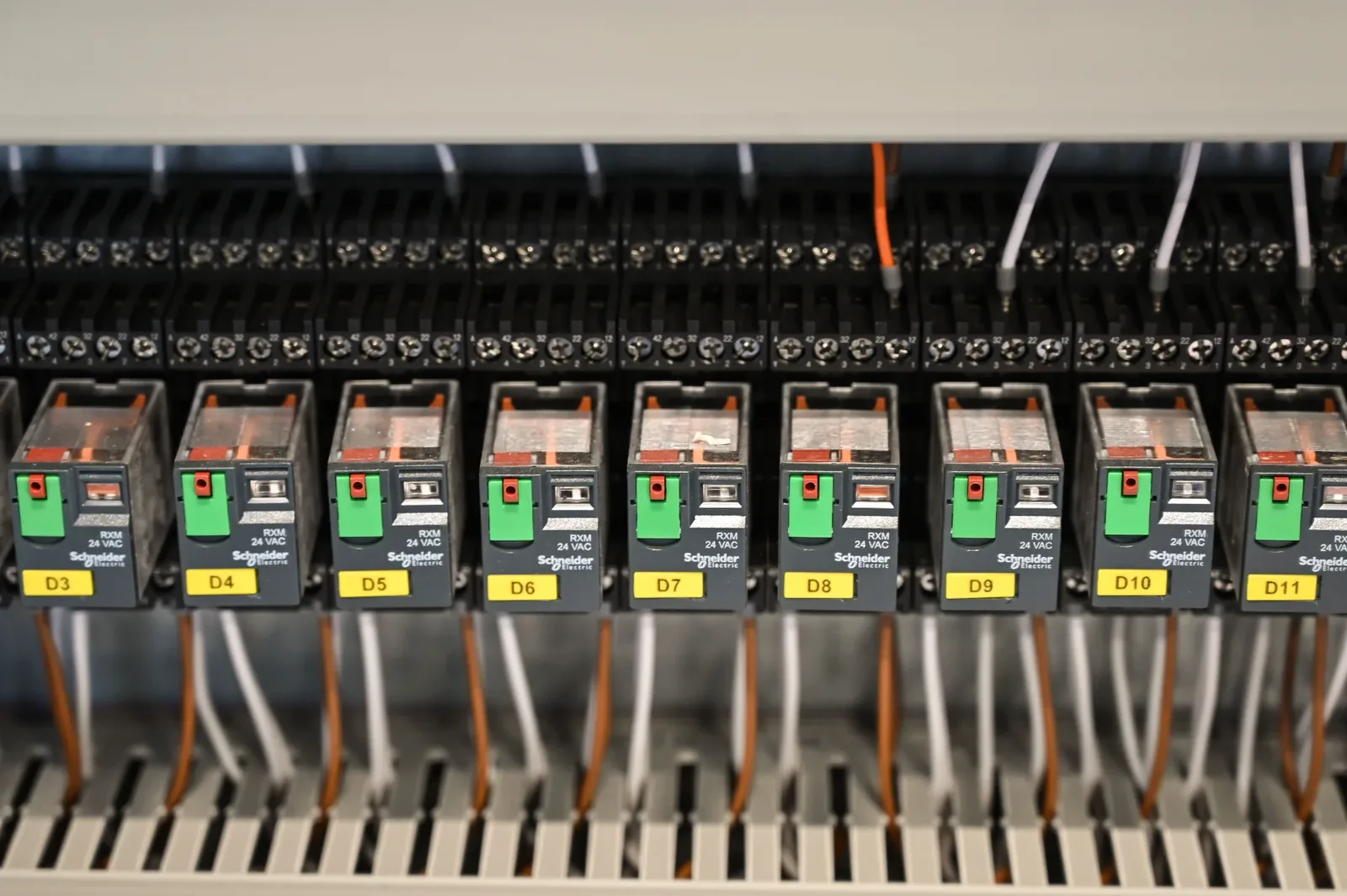 Przeglądy instalacji elektrycznej Szafa sterownicza z przekaźnikami podczas przeglądu instalacji elektrycznej